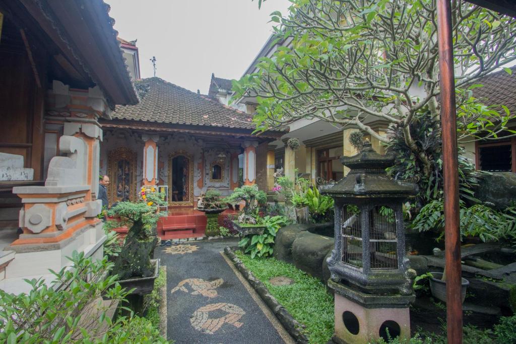 Jepun Bali Ubud Homestay في أوبود: منزل أمامه حديقة