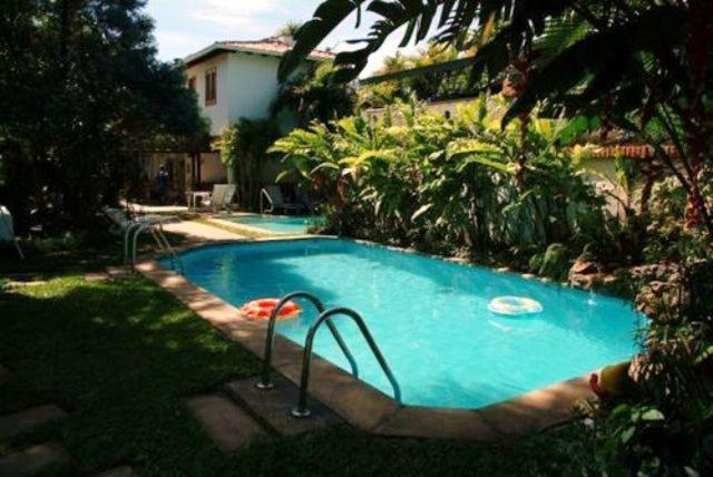 uma piscina com um disco num quintal em Hotel Portal del Sol em Assunção