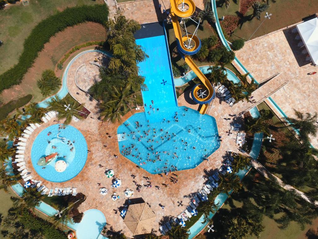 uma vista superior de uma piscina num resort em Hotel Villa Santo Agostinho em Bragança Paulista