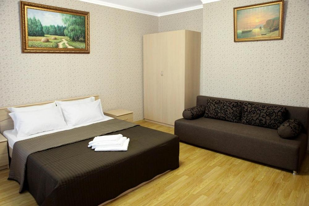 モスクワにあるApartment on Yartsevskayのベッドルーム(ベッド1台、ソファ付)