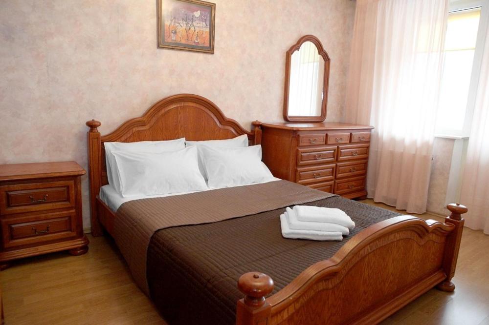 モスクワにあるApartment on Orshanskay 9のベッドルーム1室(ベッド1台、タオル2枚付)