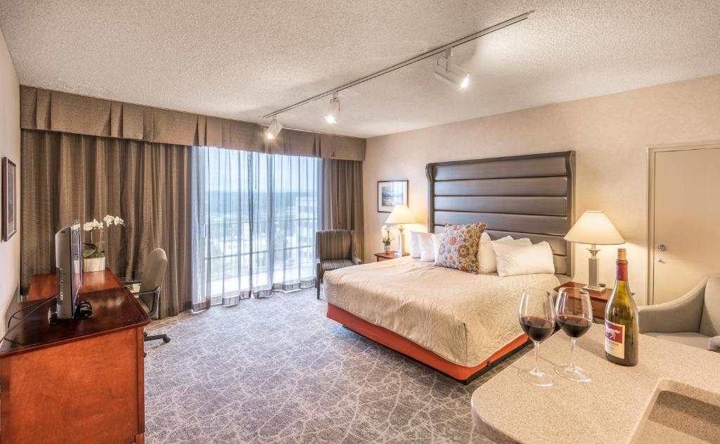 Postel nebo postele na pokoji v ubytování Westmark Anchorage Hotel