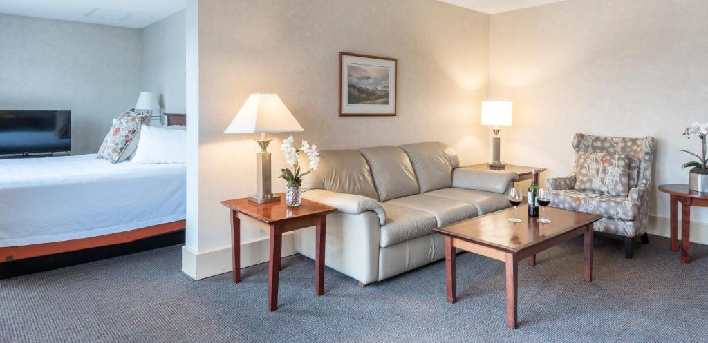 Postel nebo postele na pokoji v ubytování Westmark Anchorage Hotel