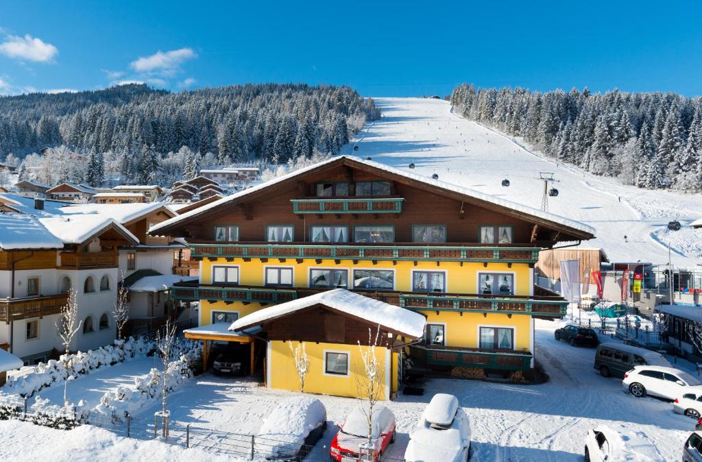 eine Ski-Lodge mit Schnee auf dem Boden in der Unterkunft B&B Hotel Die Bergquelle in Flachau
