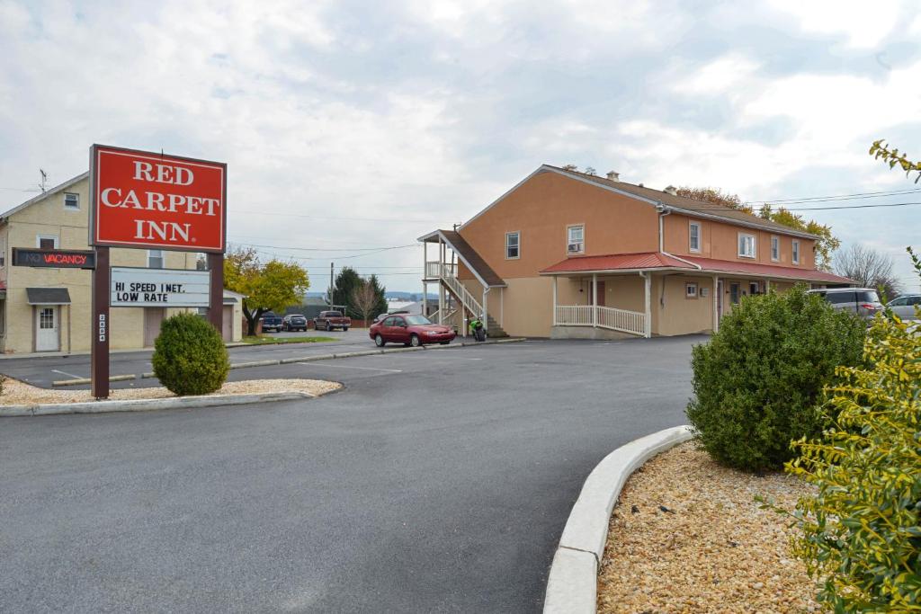 a red car expert inn sign in front of a building at Red Carpet Inn Ronks in Ronks