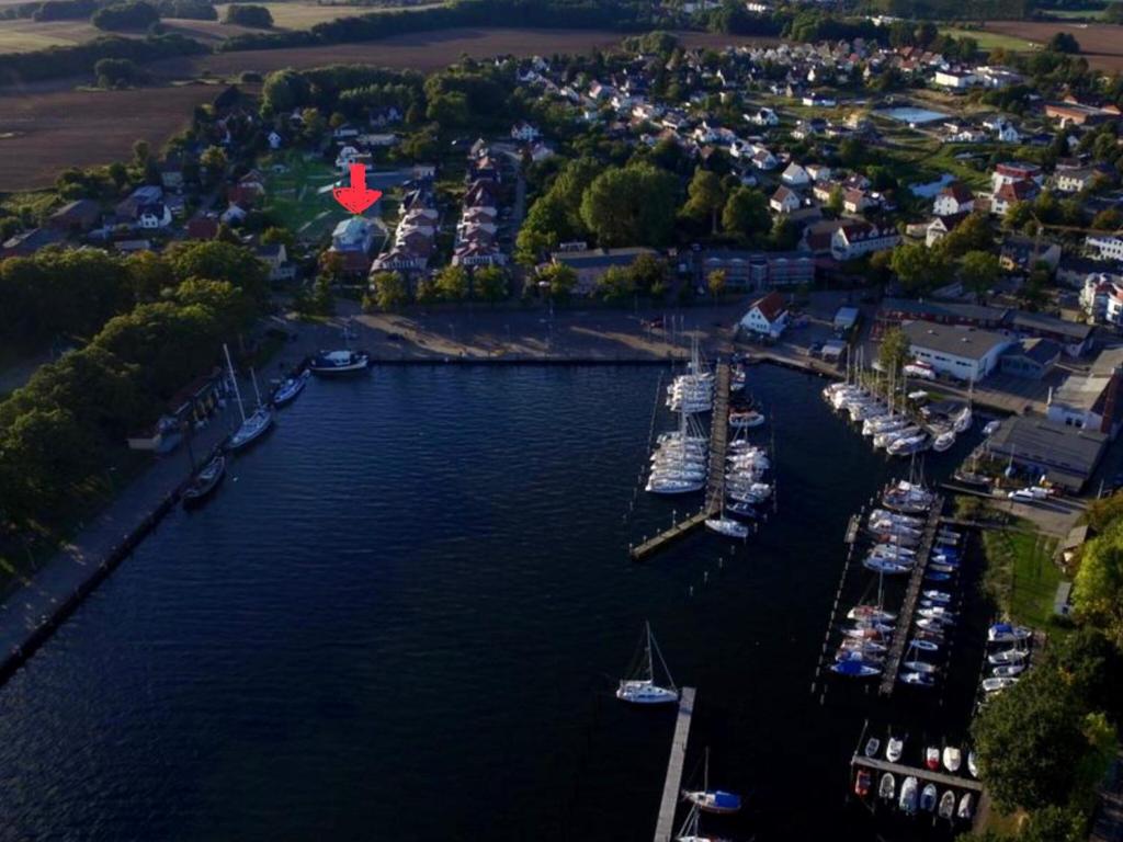 uma vista aérea de um porto com barcos na água em Boddenblick Lauterbach Rügen em Lauterbach