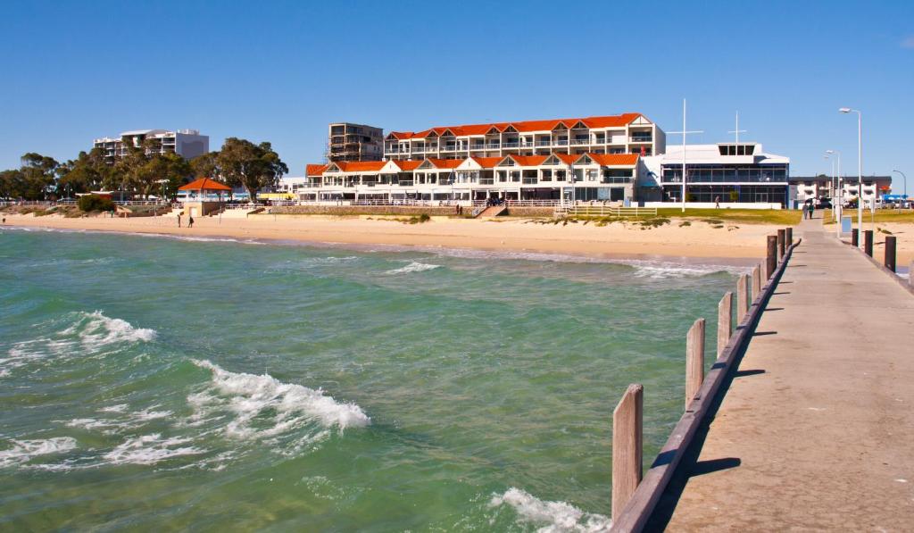 vistas a una playa con muelle y edificios en Boardwalk By The Beach en Rockingham