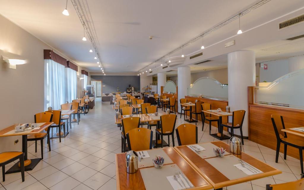 Restauracja lub miejsce do jedzenia w obiekcie UNA HOTELS Occhiobello