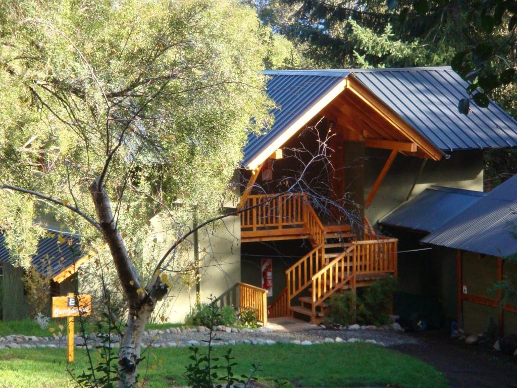 a log cabin with a balcony and a deck at Búngalows Osa Mayor in Villa La Angostura
