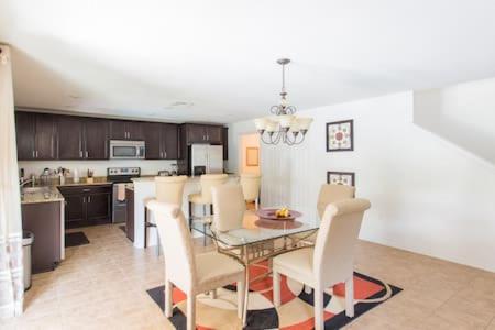 comedor y cocina con mesa y sillas en Modern 4 bedroom House with swimming pool en Clearwater