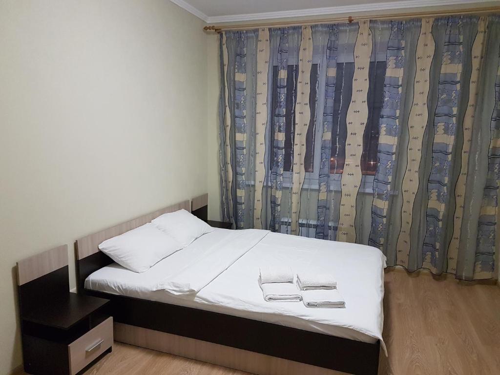 シチョルコヴォにあるЩёлковские квартиры - Богородский 2のベッドルーム1室(白いシーツ付きのベッド1台、窓付)