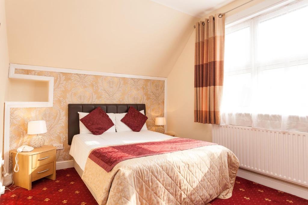 Postel nebo postele na pokoji v ubytování Roseview Alexandra Palace Hotel