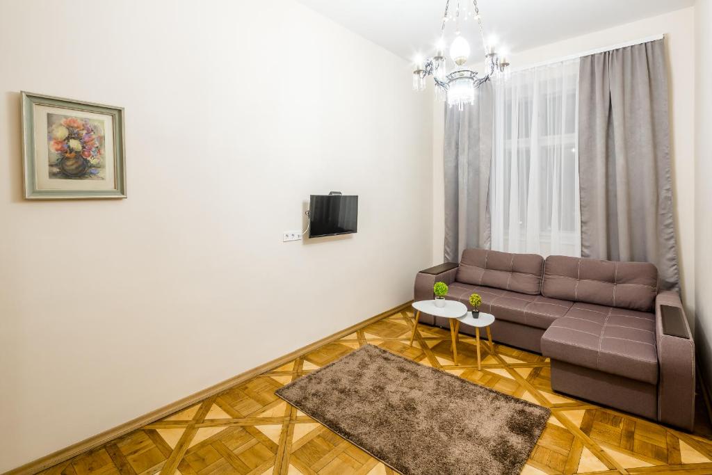 uma sala de estar com um sofá e uma mesa em Three-room apartment em Lviv