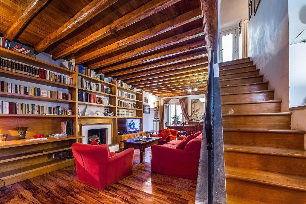 ローマにあるTwo Private Terraces - Casa Tappero Merloのリビングルーム(赤い椅子、階段付)