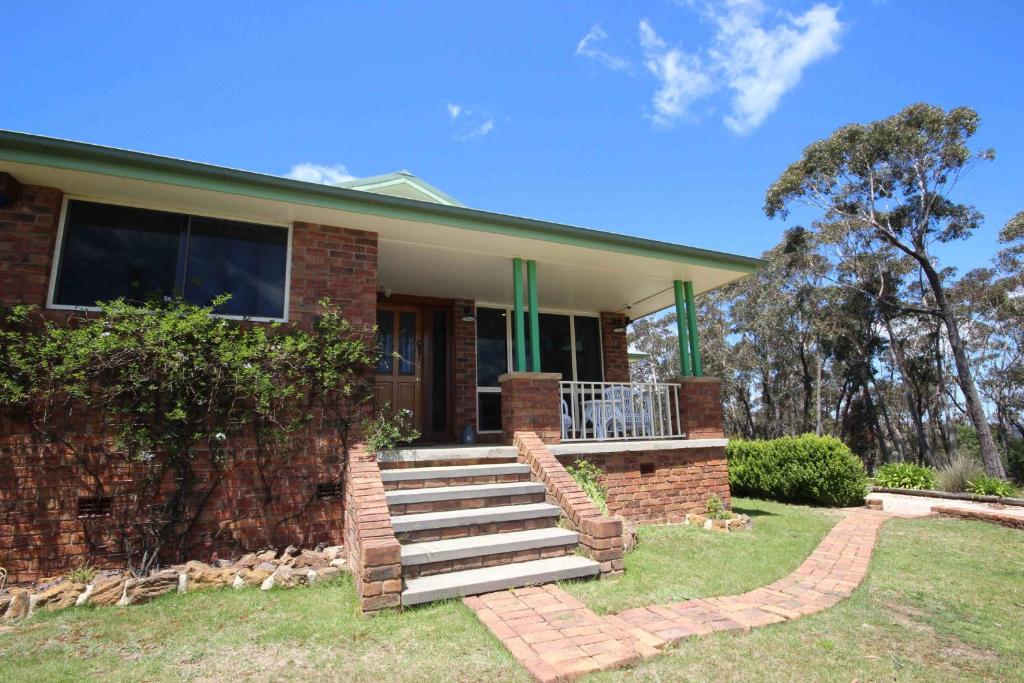 ein Backsteinhaus mit einer Treppe davor in der Unterkunft Highland View in Mount Victoria