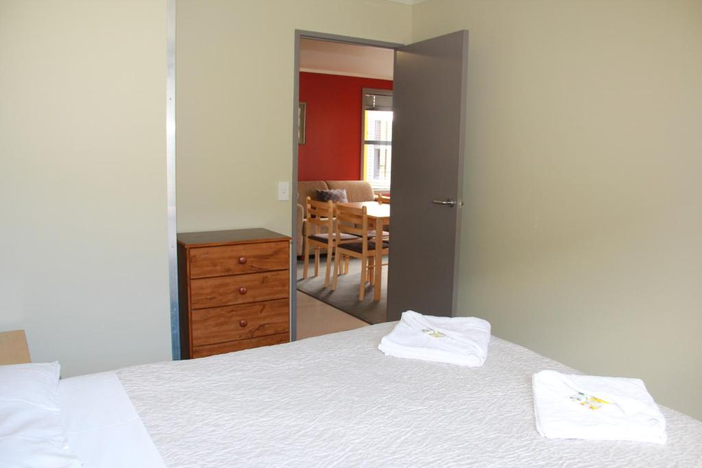 Postel nebo postele na pokoji v ubytování Nikau Apartments