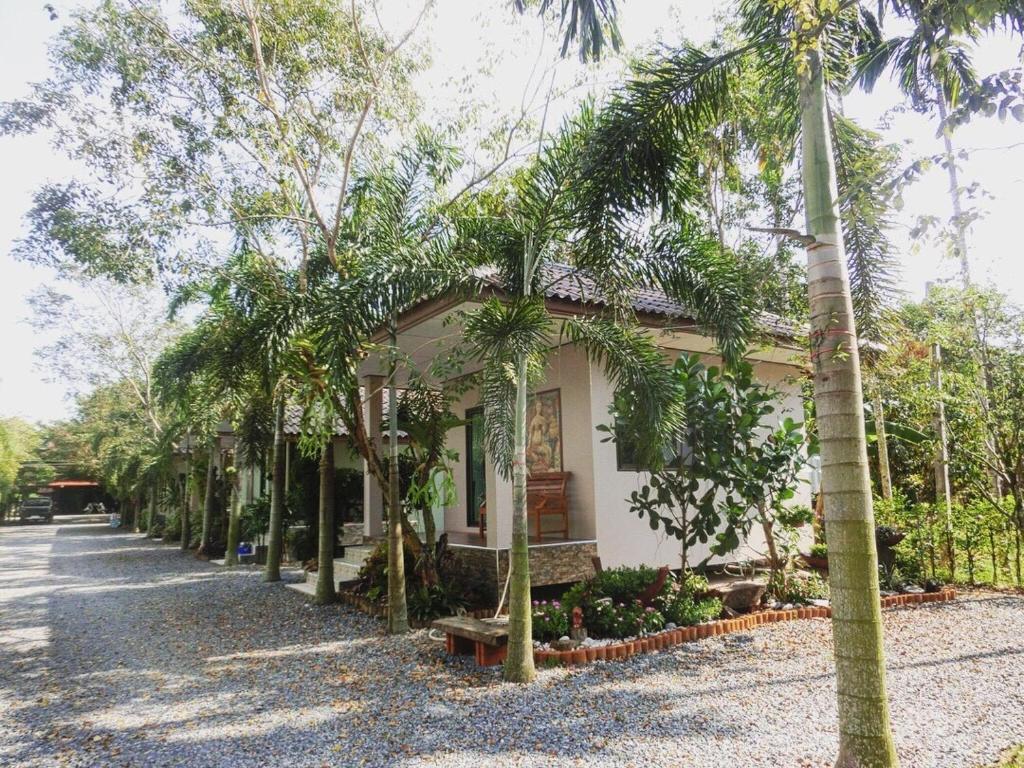ein kleines Haus mit Palmen davor in der Unterkunft Big House Resort in Trat