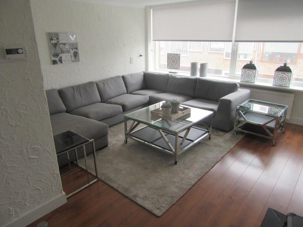 a living room with a couch and a table at Sluiterstraat 19 in Katwijk