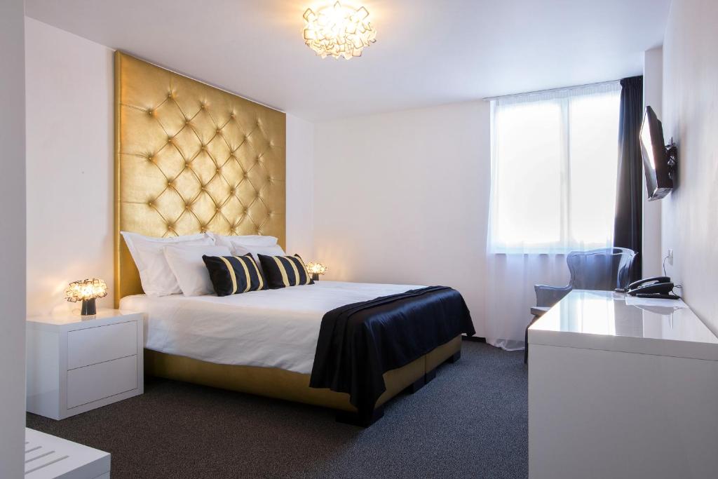Un dormitorio con una cama con un cabecero grande. en B Gold Luxury rooms B&B, en Split
