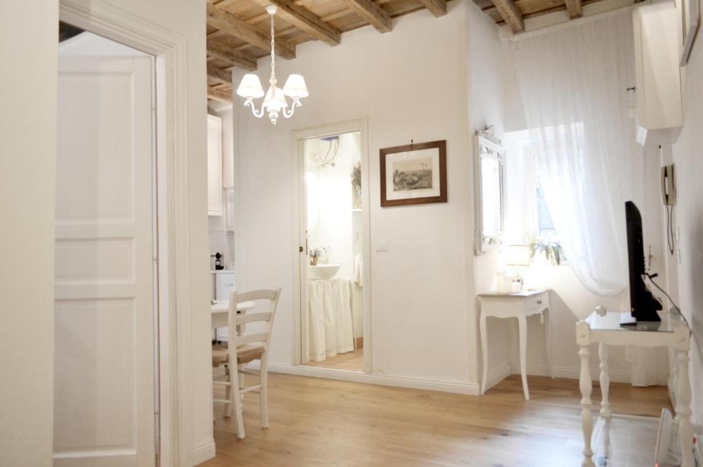 ローマにあるParadise Apartmentの白い部屋(テーブル、鏡付)