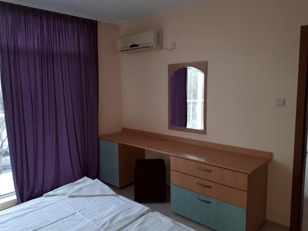 A bed or beds in a room at Apart Hotel Ravda