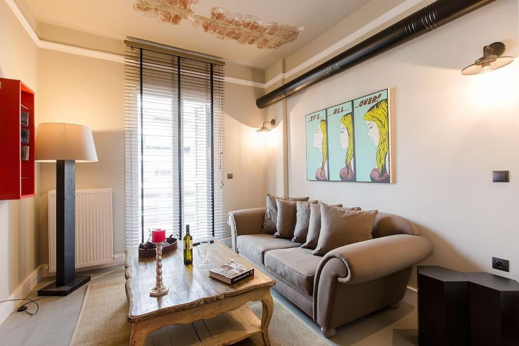 een woonkamer met een bank en een tafel bij Urban Living 1 in Thessaloniki