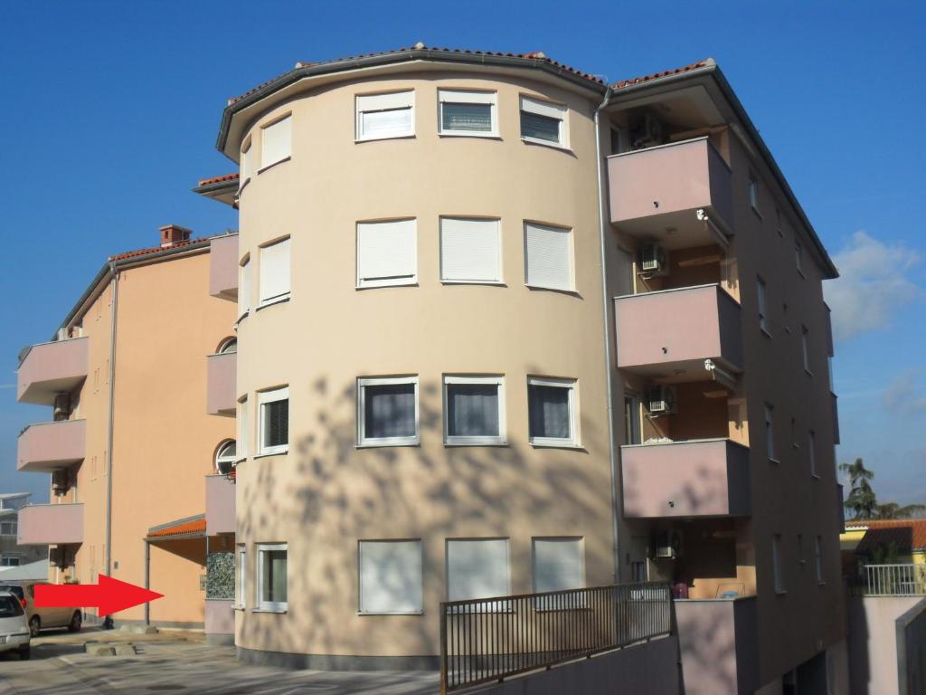 een hoog gebouw met ramen aan de zijkant bij Apartment Lela in Pula