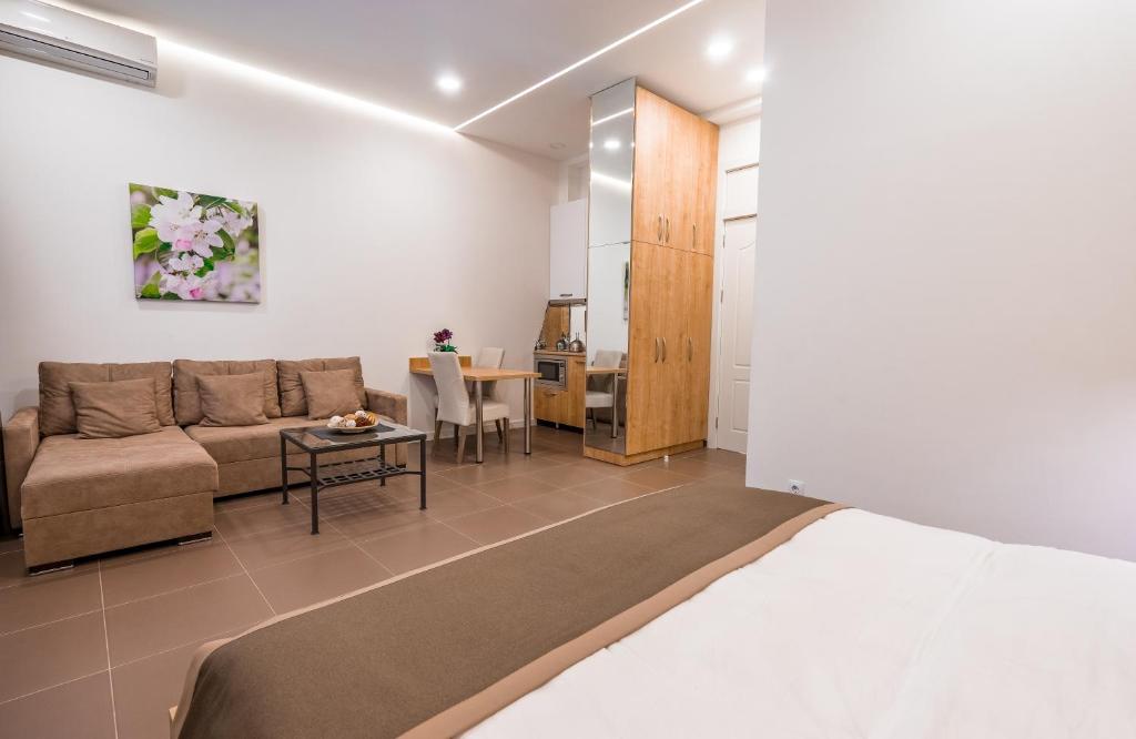 Luxury Apartments on Central Avenue - Studio Met Bankbed