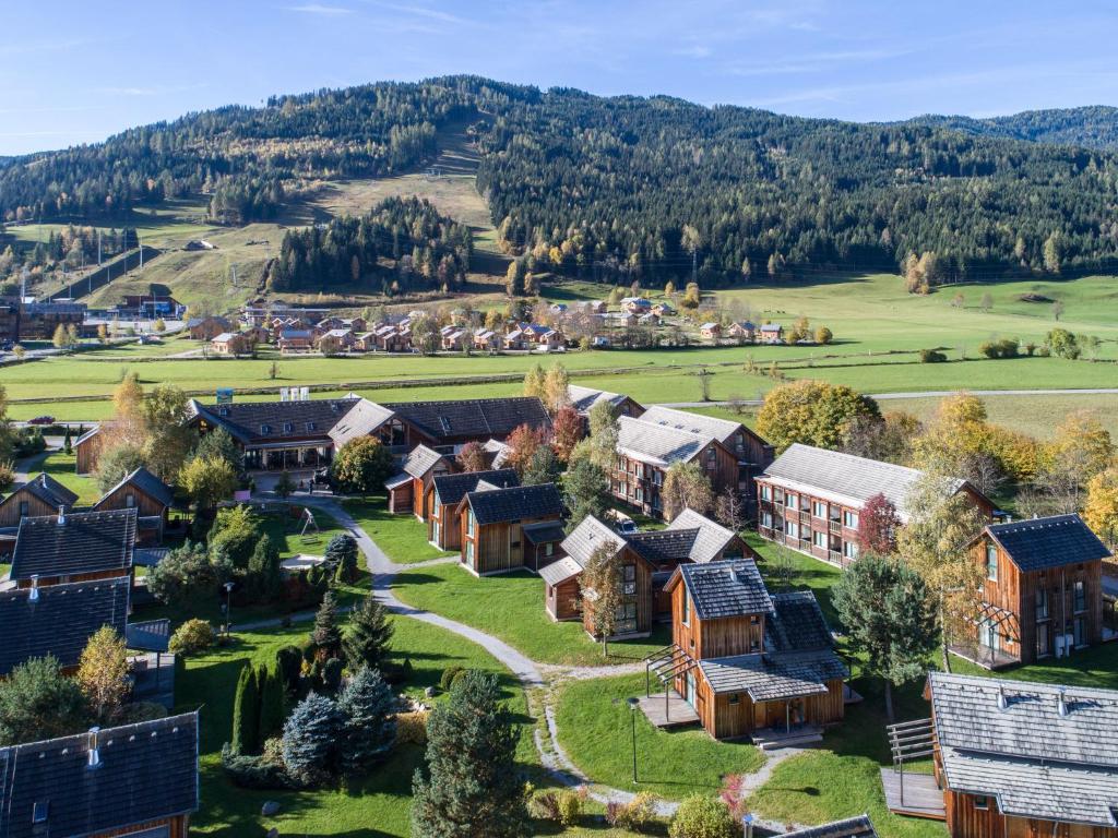 ザンクト・ローレンツェン・オプ・ムーラウにあるVoguish Apartment in Sankt Georgen ob Murau near Ski Areaの家屋付き村の空中風景