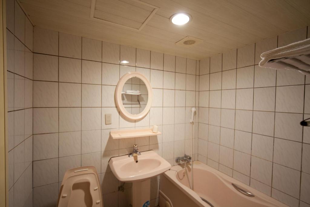 Koupelna v ubytování Champagne Hotel