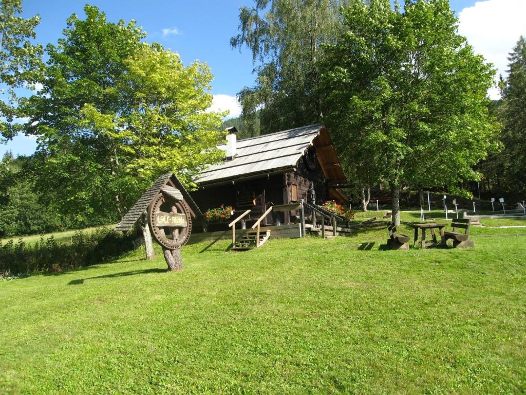 バート・クラインキルヒハイムにあるDie Esel-Mühleの芝生の鳥居のある丸太小屋