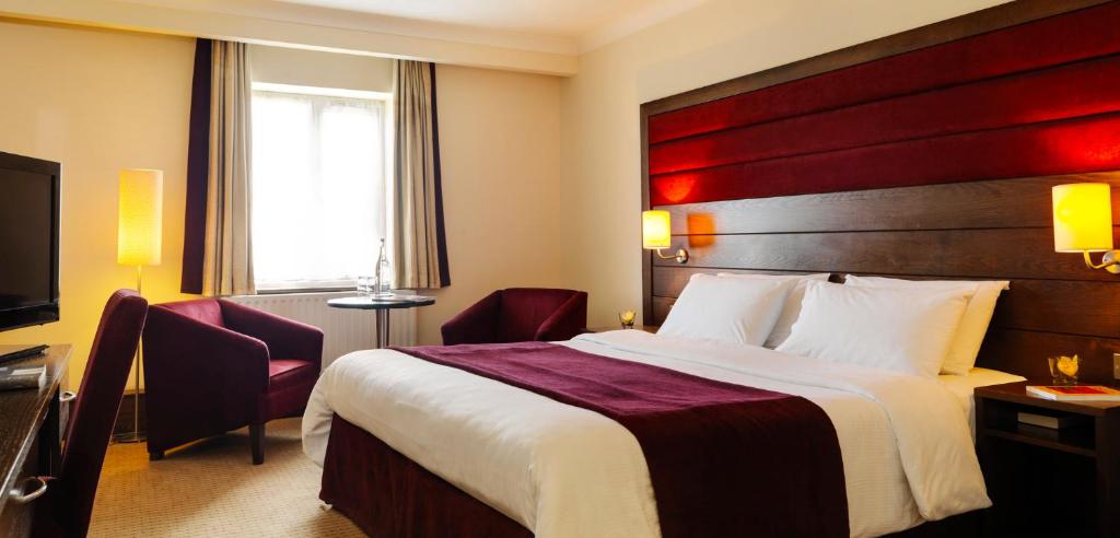 Postel nebo postele na pokoji v ubytování Cavan Crystal Hotel