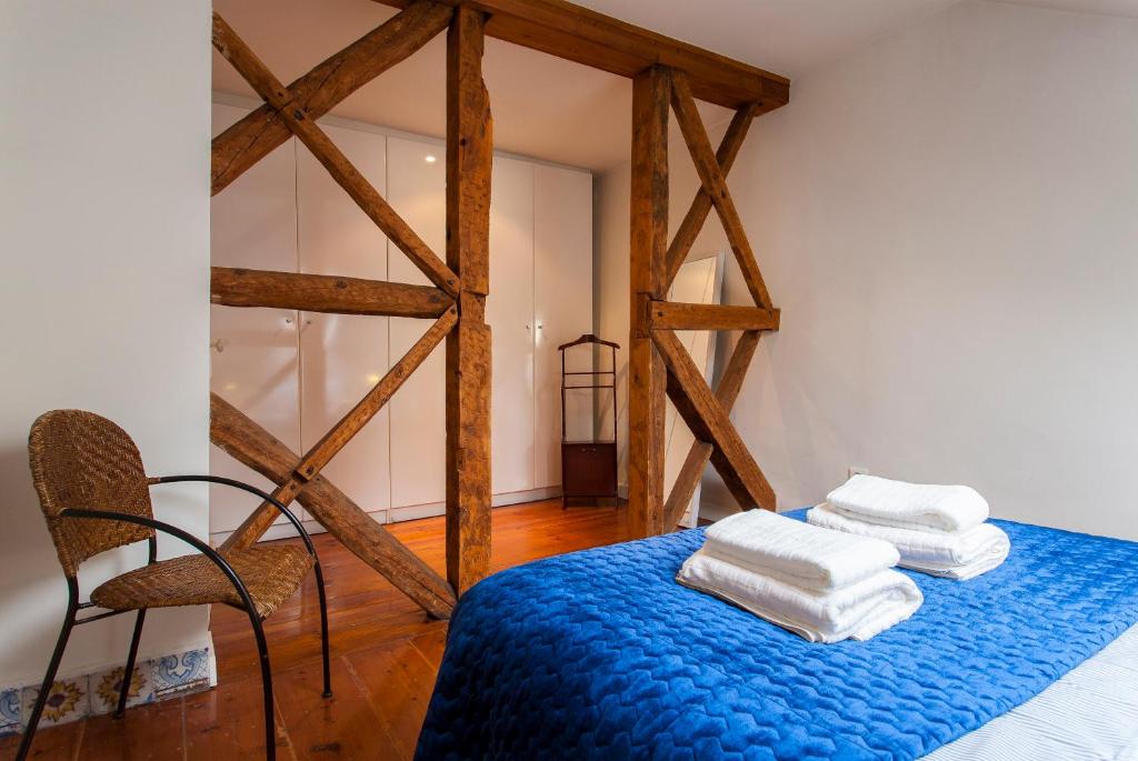 リスボンにあるbairro alto-chiado 2 bdr beautifull viewの青いベッド(タオル付)が備わる客室です。