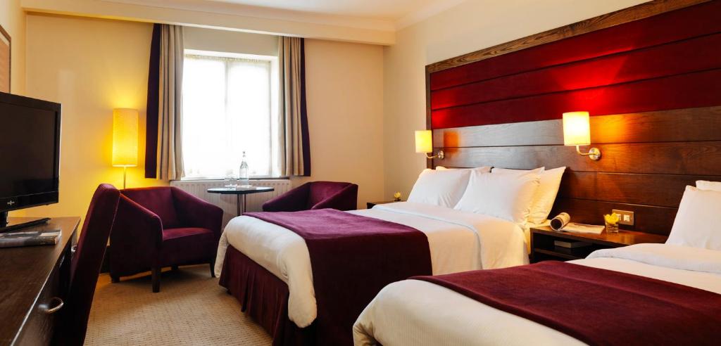 Postel nebo postele na pokoji v ubytování Cavan Crystal Hotel