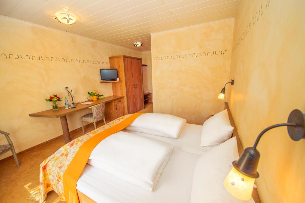 Postel nebo postele na pokoji v ubytování Landgasthof Schwarz