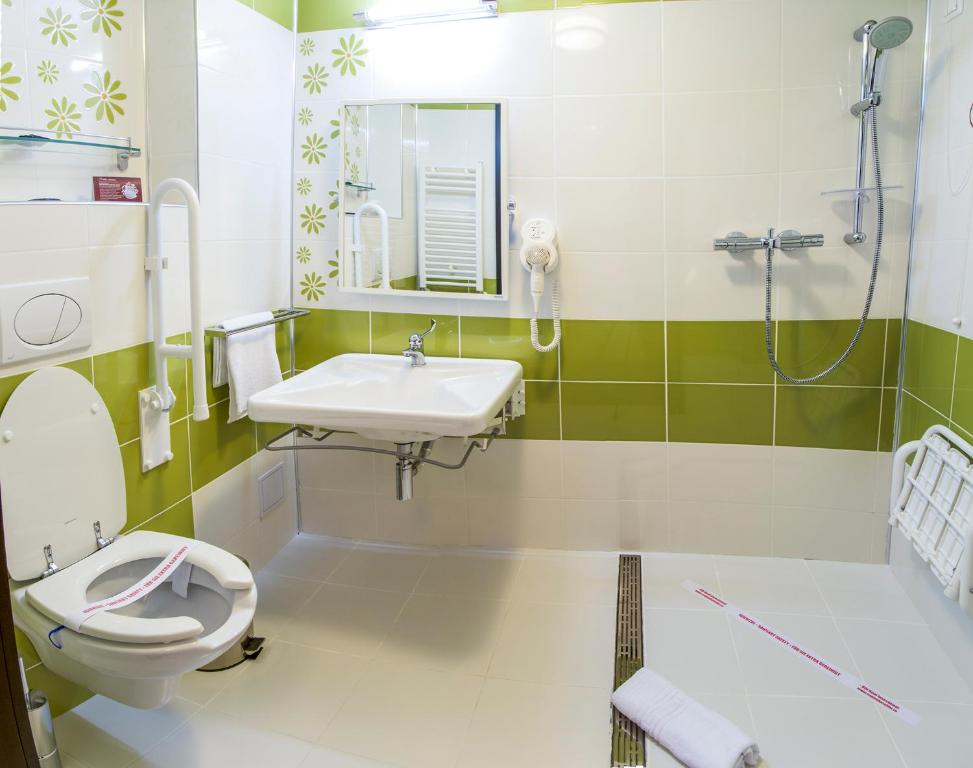 Koupelna v ubytování Caprioara Spa&Wellness Resort