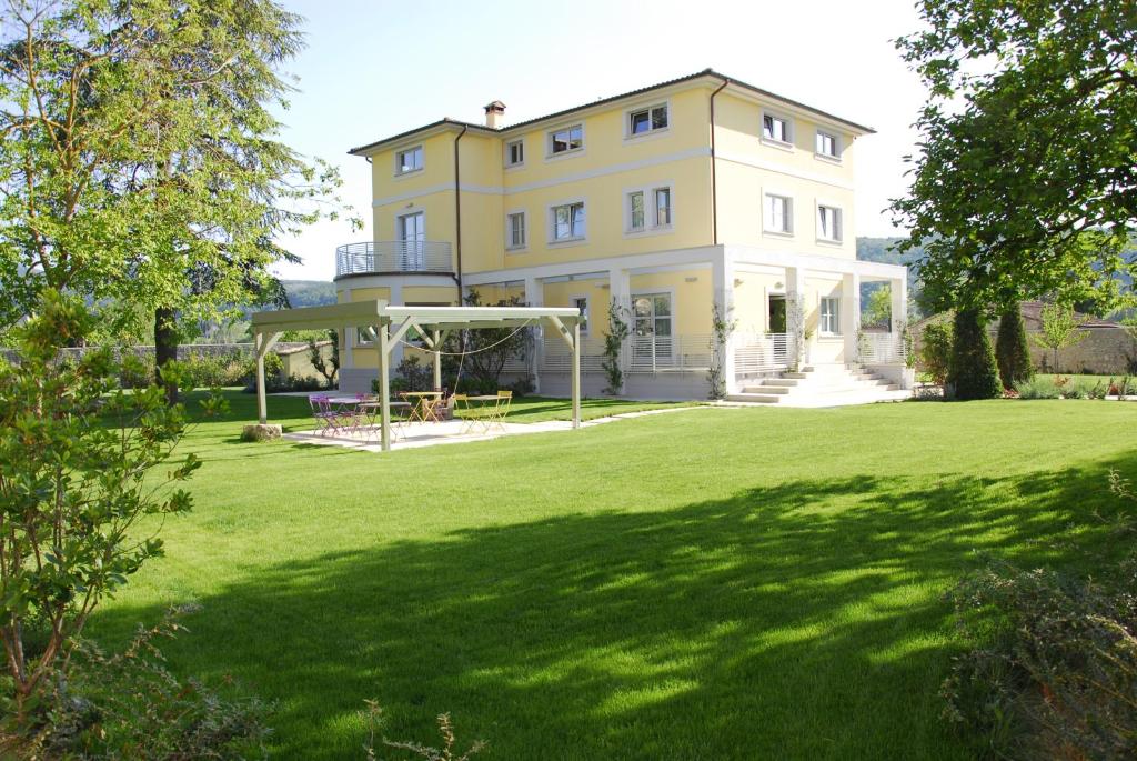 a large house with a large yard with a gazebo at Ai Lecci in Centro in Sarteano