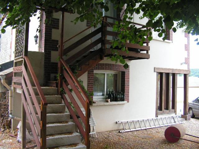 Un escalier mène à une maison avec une fenêtre. dans l'établissement La petite sirène, à Sahurs