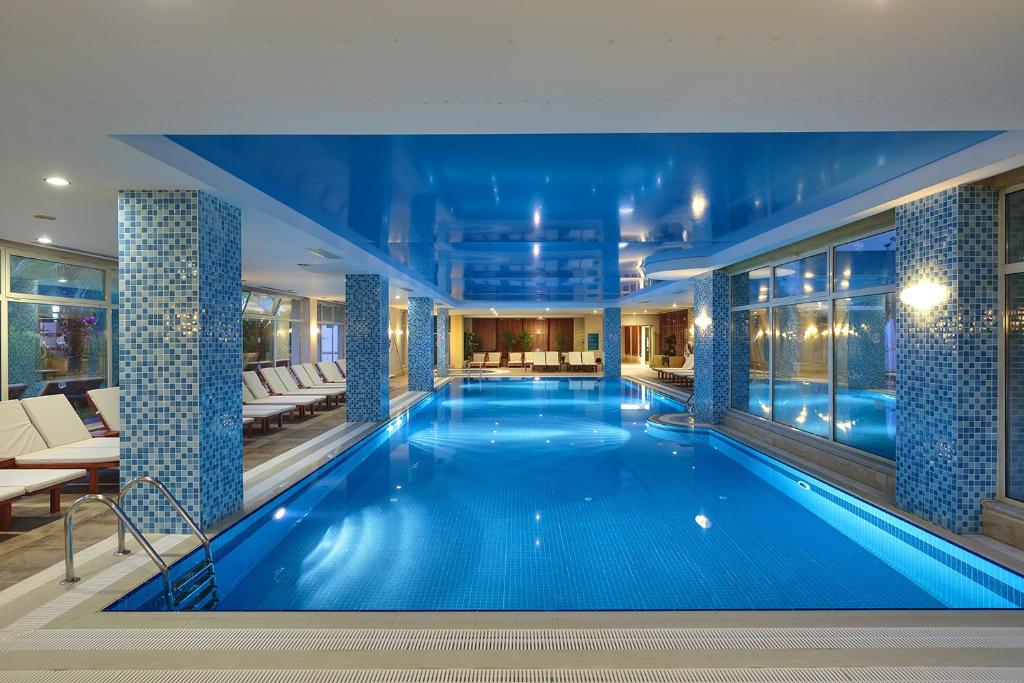 Bazén v ubytování Sunis Evren Beach Resort Hotel & Spa nebo v jeho okolí