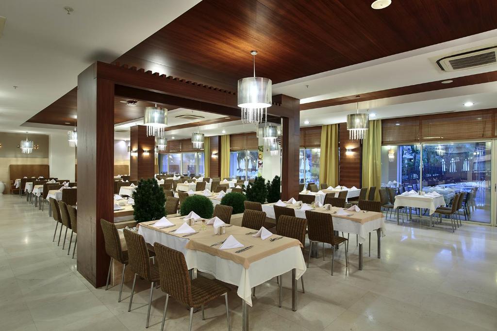 Restaurace v ubytování Sunis Evren Beach Resort Hotel & Spa