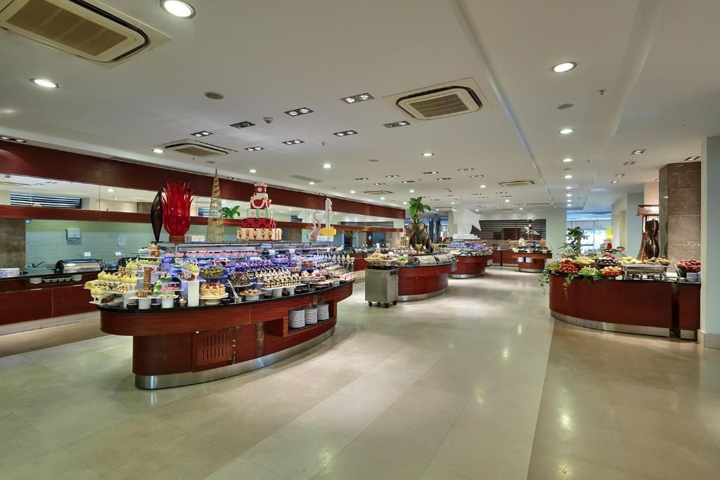 Supermarket nebo jiné obchody v  hotelu nebo okolí
