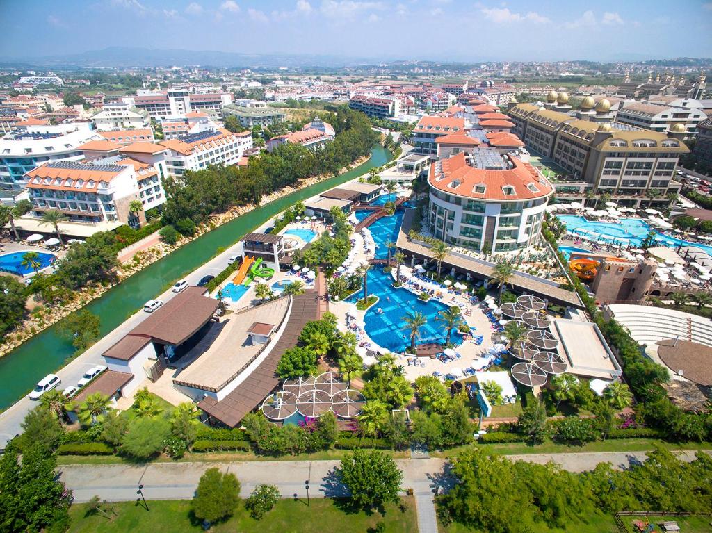 Bazén v ubytování Sunis Evren Beach Resort Hotel & Spa nebo v jeho okolí