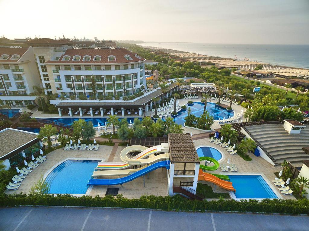 una vista aérea de un complejo con un tobogán de agua en Sunis Evren Beach Resort Hotel & Spa en Side