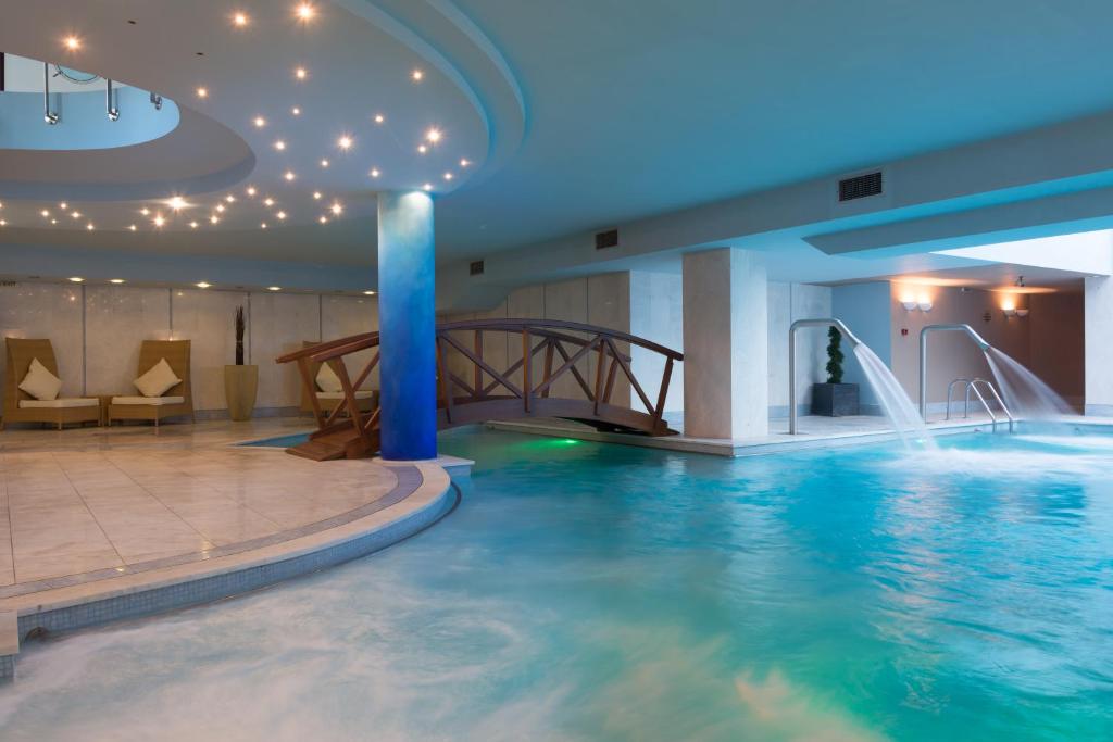Bazén v ubytování Dion Palace Resort and Spa nebo v jeho okolí