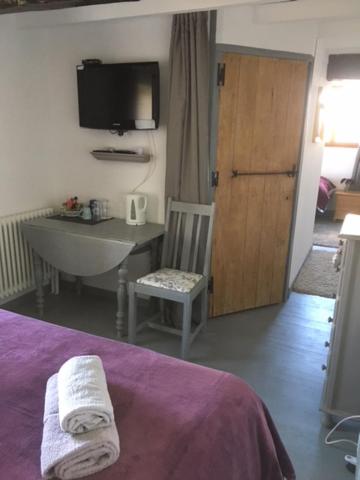 Les Glycines - Chambre Familiale Avec Salle De Bains Privative
