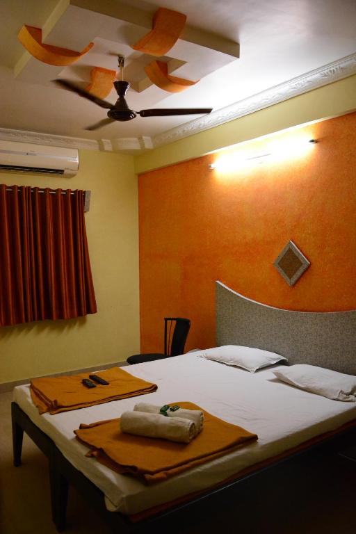 Postel nebo postele na pokoji v ubytování Hotel Madhava