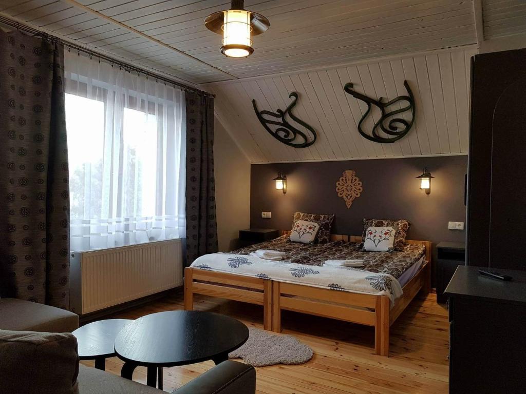 1 dormitorio con 1 cama en una habitación con ventana en Koliba nad Białką, en Czarna Góra