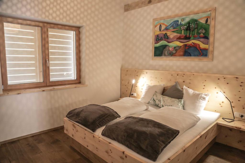 un letto con struttura in legno in una camera da letto di Dobringers Chalet-Dorf Warös a Hermagor