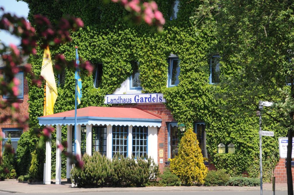 ein Gebäude mit einem Schild auf der Vorderseite in der Unterkunft Ringhotel Landhaus Gardels in Sankt Michaelisdonn