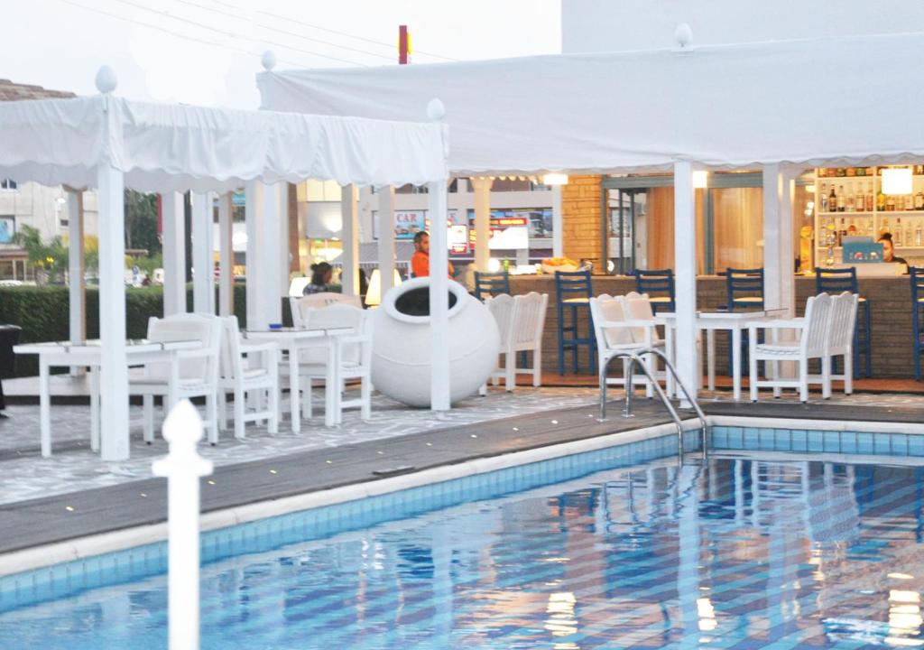 Bazén v ubytování Tasmaria Aparthotel nebo v jeho okolí